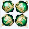 Vánoční skleněné koule se zeleným pozadím a zlatým zimním motivem sada 4 ks skleněných ozdob  (Velikost 7 cm)