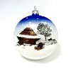 Skleněná vánoční ozdoba „Zasněžená chaloupka se sáňkami“, 10 cm, bílo-modrý přechod s ruční malbou, dárkové balení 1 ks
