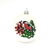 Skleněná vánoční ozdoba „Hýl a červené bobule“, 7 cm, bílý mat s ruční malbou, dárkové balení 1 ks