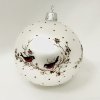 Zimní ticho s červeným ptáčkem – ručně malovaná skleněná koule 8 cm