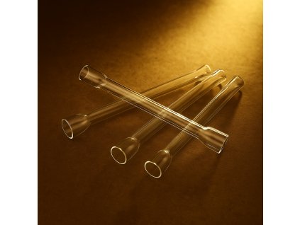 sklenenka na hnědém pozadí