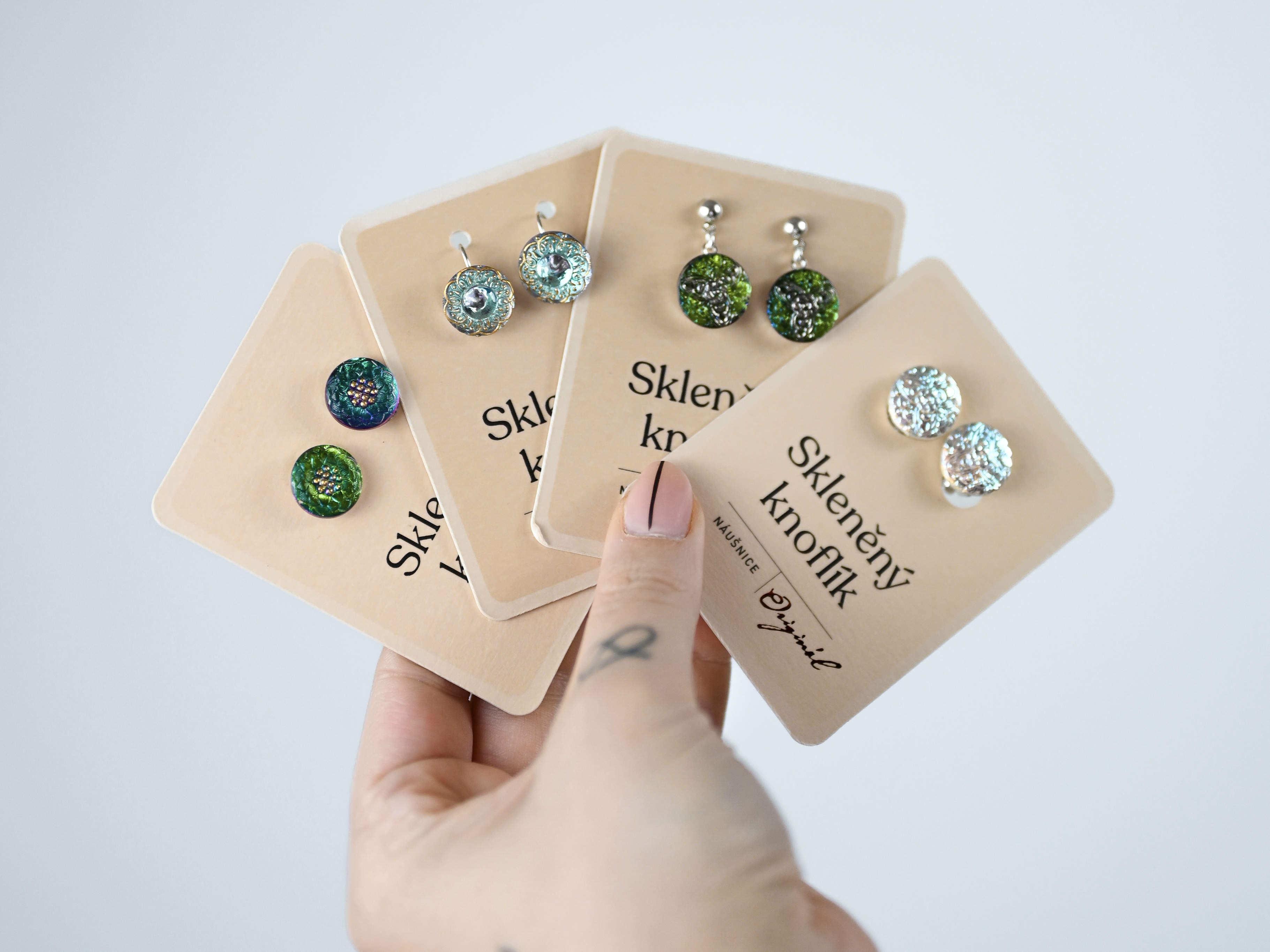 Bižuterie ze skleněného knoflíku