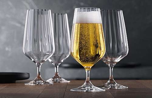 sklenice_na_stopce_na_pivo