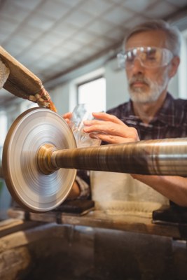 glassblower-polishing-grinding-glassware_267x400