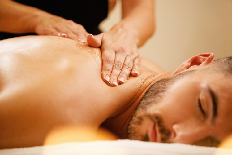 closeup-man-enjoying-relaxing-back-massage-with-honey-spa_750x500