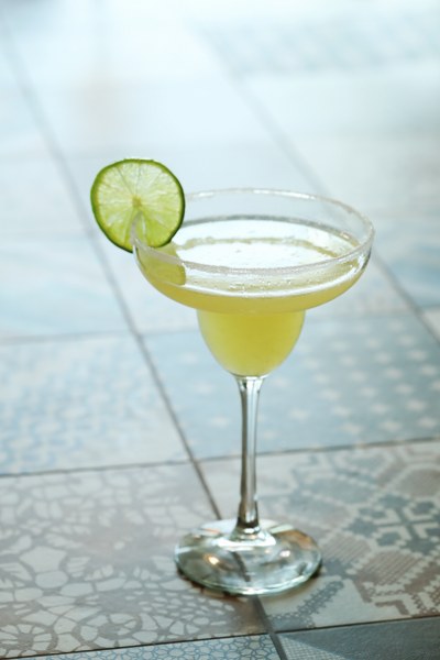 cocktail-with-lime-slice_400x600