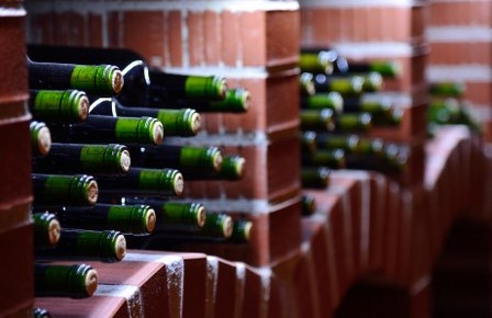 Jednoduchý návod ako na skladovania vína: Sprievodca vínnou pivnicou od osvetlenia po výber vhodnej pivnice