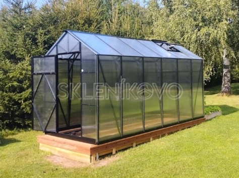 Od čoho závisí životnosť skleníkov z polykarbonátu a ako ju predĺžiť?