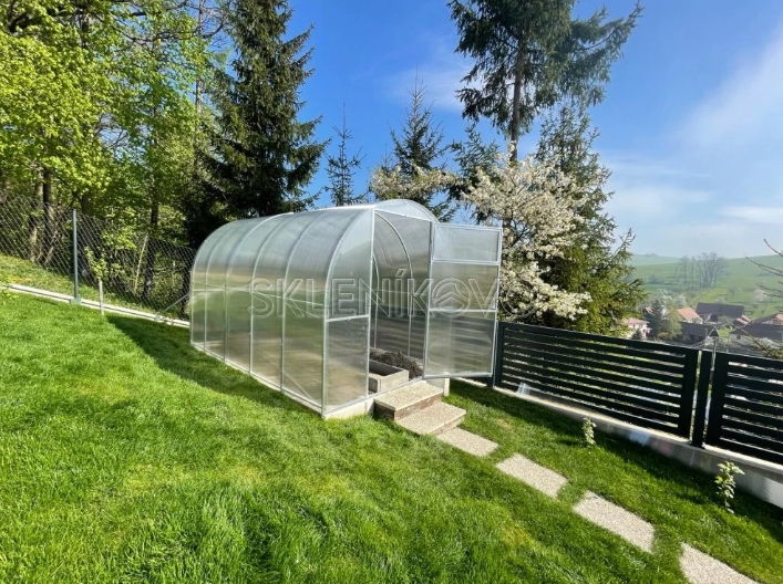 Ako vybrať najlepšie miesto na záhradný skleník?