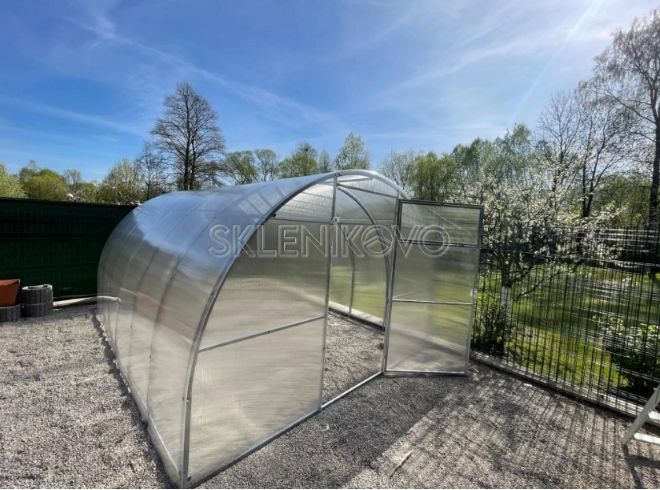 Polykarbonátový skleník alebo skleník zo skla?