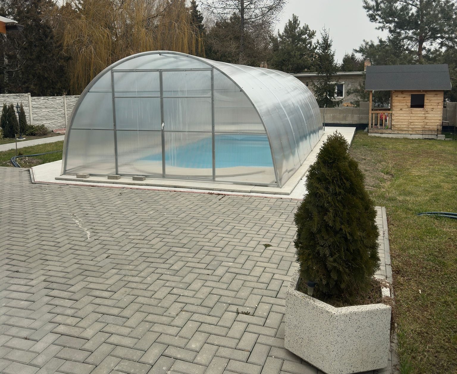 Je pre vás zastrešenie bazéna výhodné?