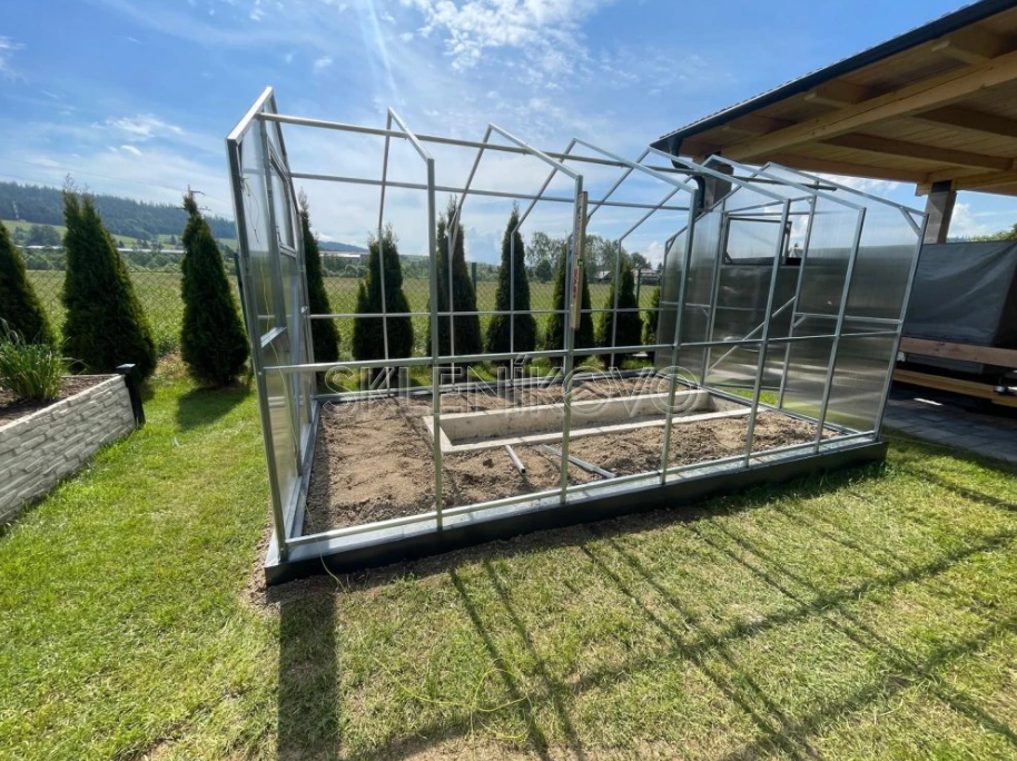 Montáž skleníka Domček