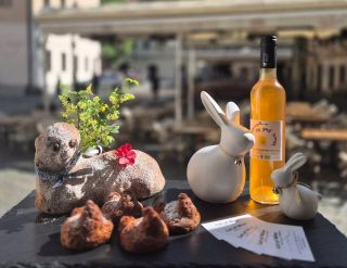 PŘIJĎTE OSLAVIT SVÁTKY JARA S CHUTÍ!🐣 Polévání nechte na jinde – u nás teče víno proudem. Čeká na vás: Domácí velikonoční...