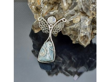 Anděl v hávu akvamarínu