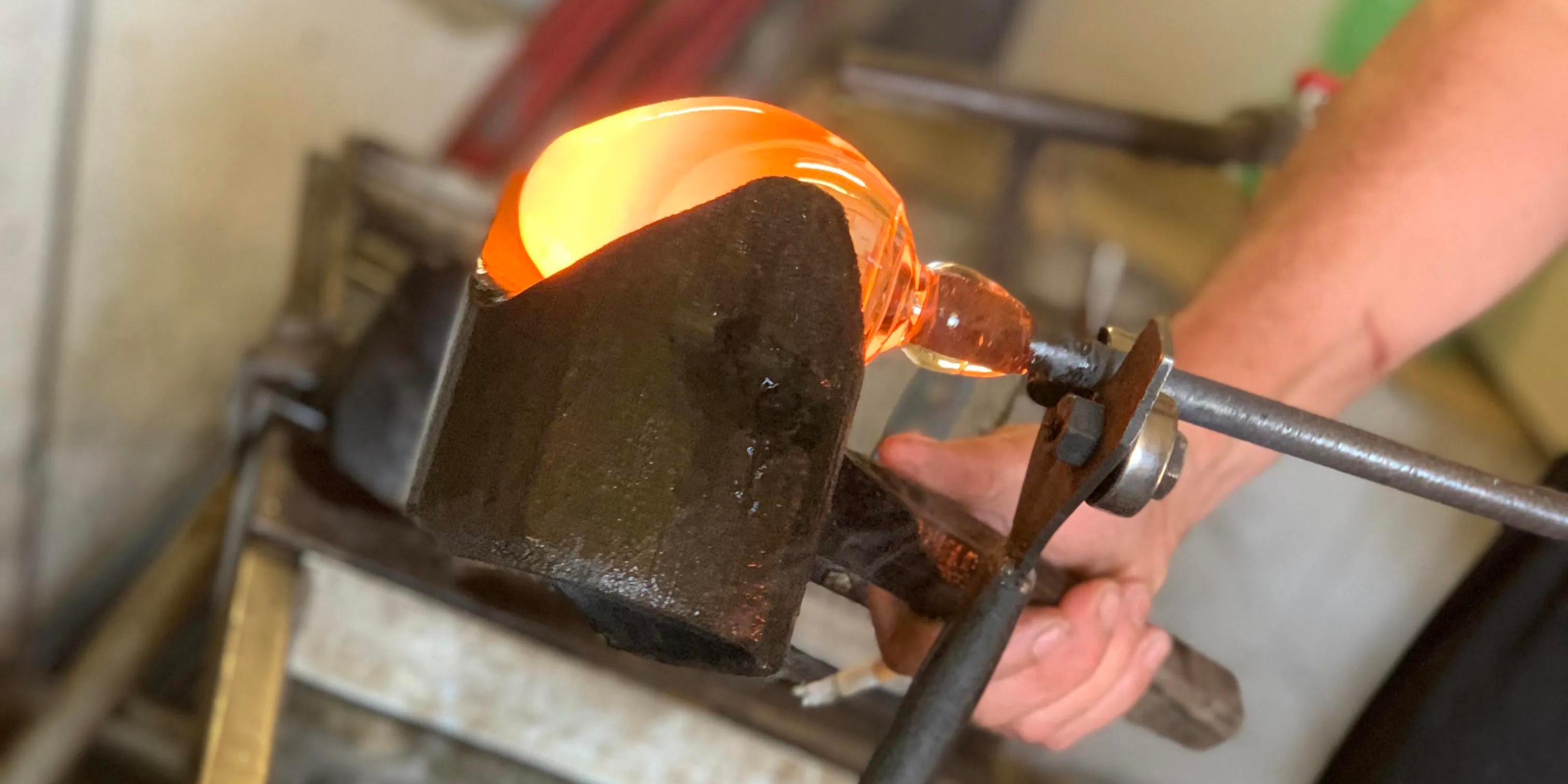 Jak vzniká ručně foukané sklo?