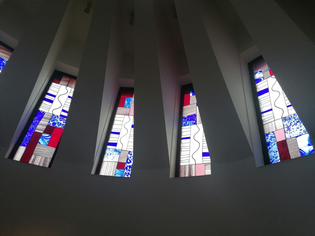 Kaple, vitrážová okna