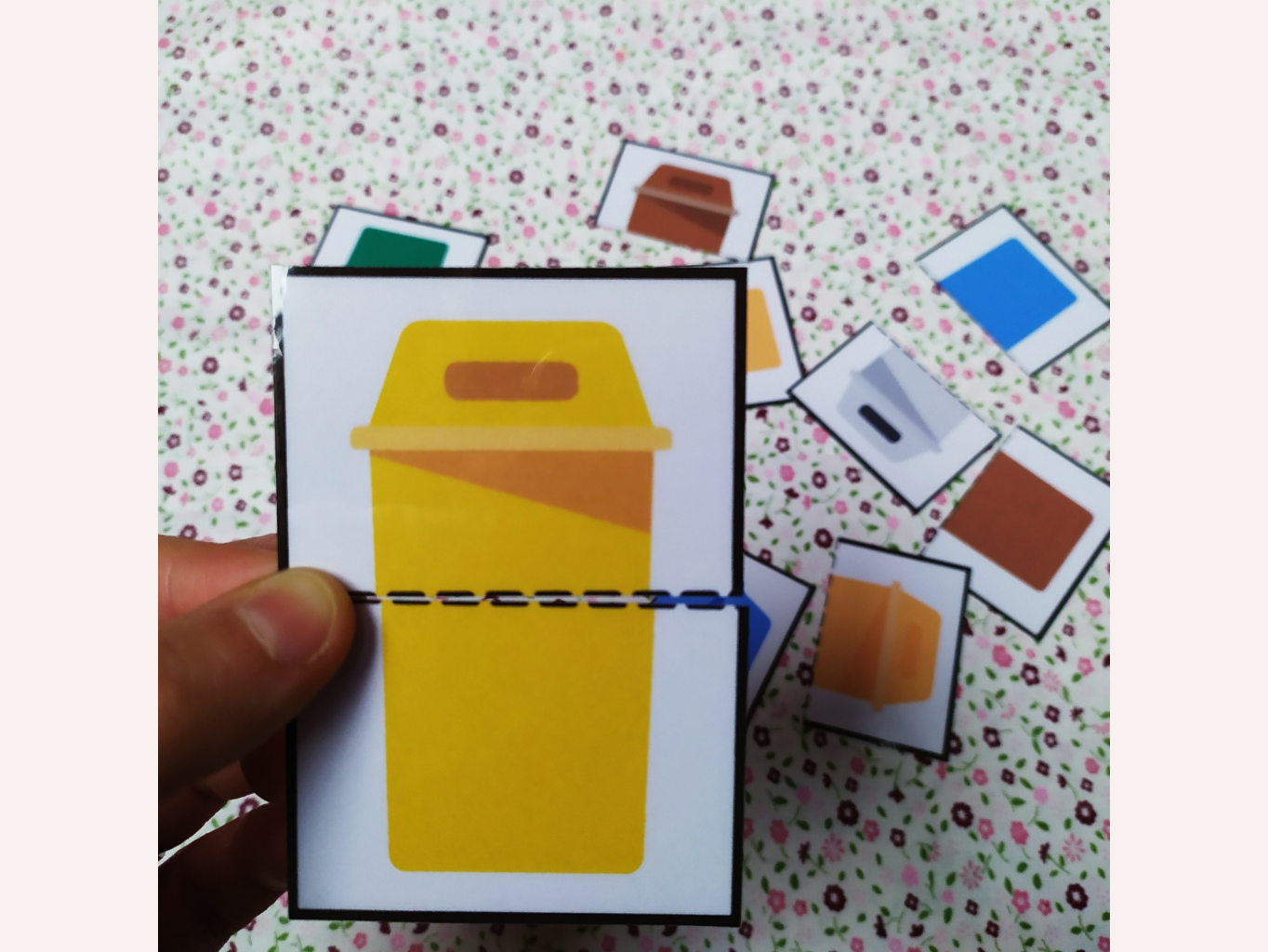 SLOŽ BAREVNÉ POPELNICE