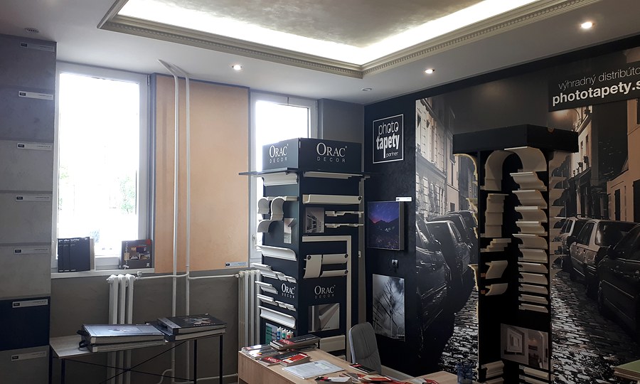 Showroom SkrášlimDom s dekoratívnymi materiálmi a vzorkami