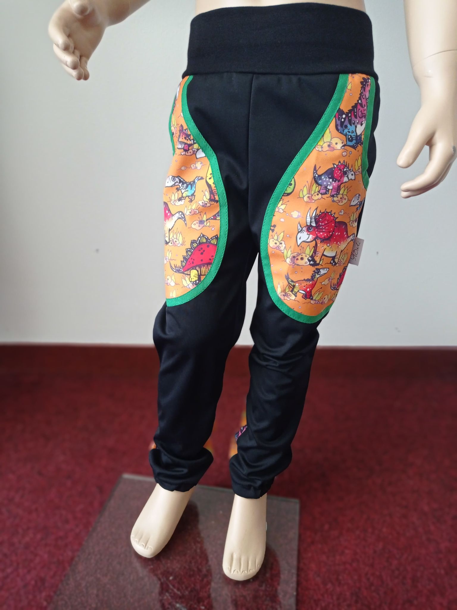 Abeli Softshellové kalhoty letní pružné Slim fit, černá a Veselí dinosauři Velikost: 134