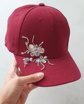 Ručně dozdobená kšiltovka, která existuje jen v jediném kuse ❤️ Originál, který nebude mít nikdo jiný. Dostupná na e-shopu...