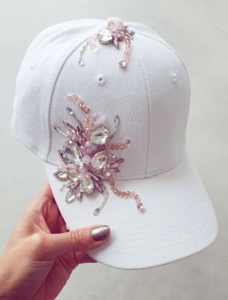 Ručně zdobená bílá kšiltovka. Originální kousek, pouze jeden jediný kus 💕. Poštovné máte po celé ČR ZDARMA 🤞 #modnikousky...