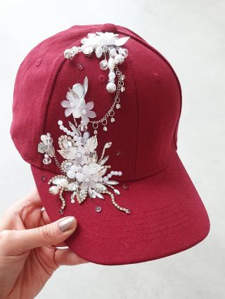 Ručně zdobená bordo kšiltovka. Pouze jeden jedinečný kousek. Poštovné máte po celé ČR ZDARMA #ksiltovka #cepice #dnesnosim...