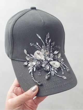 Ručně zdobená tmavě šedá kšiltovka. Pouze jeden jediný kus. Poštovné máš od nás ZDARMA 🖤 #handmadecesko #ksiltovka...