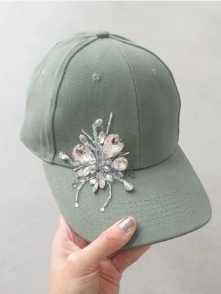 Ručně zdobená khaki kšiltovka. Originální kousek pouze tato jediná 💫👌 #ksiltovka #dneskanosim #rucniprace #zlateceskerucicky