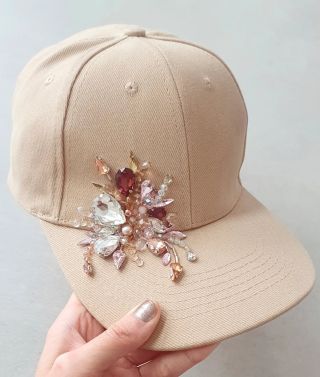 Ručně zdobená béžová kšiltovka. Pouze jeden jediný kousek 🤎 #originalnikousek #jedinecna #jednajedina #ostrava #olomouc