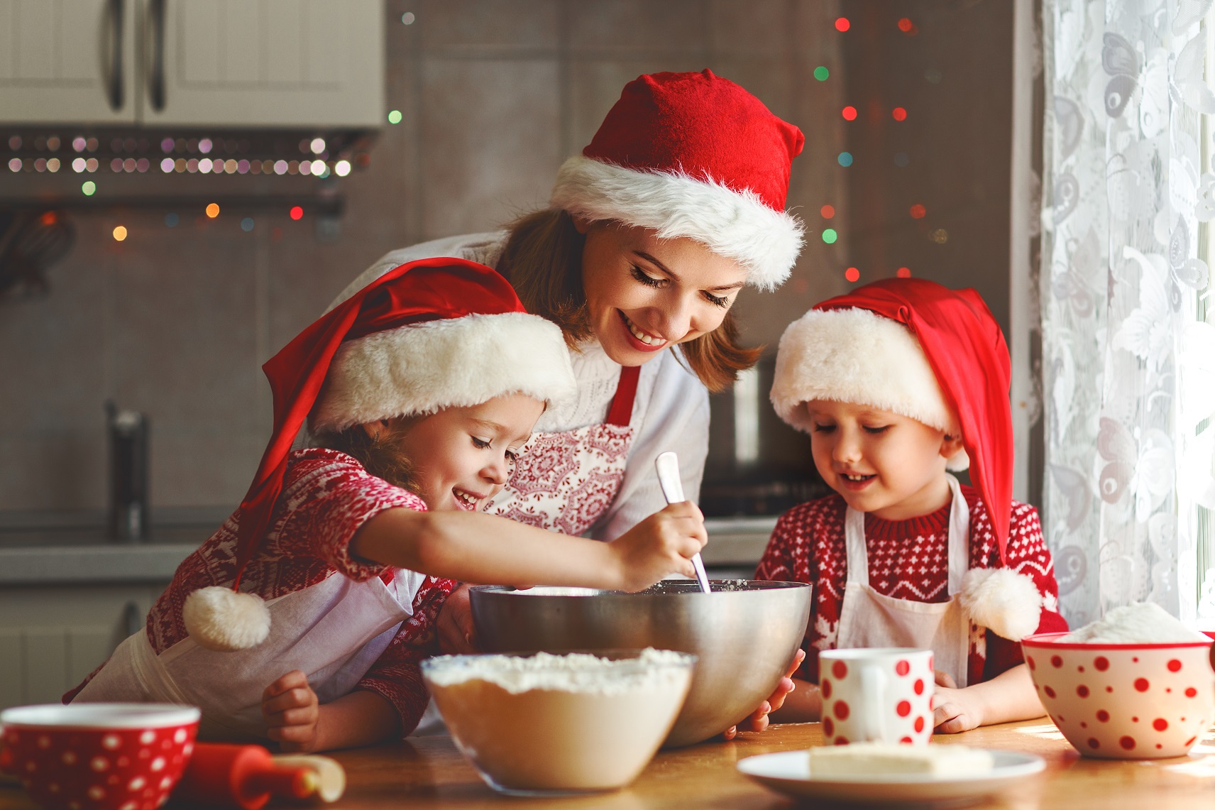 Maminka s dětmi pečící