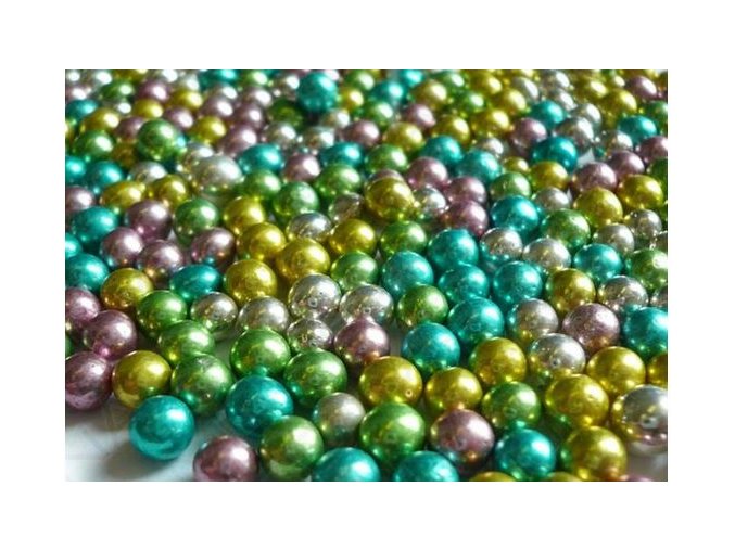 perly metalické různobarev.