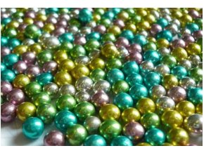 perly metalické různobarev.