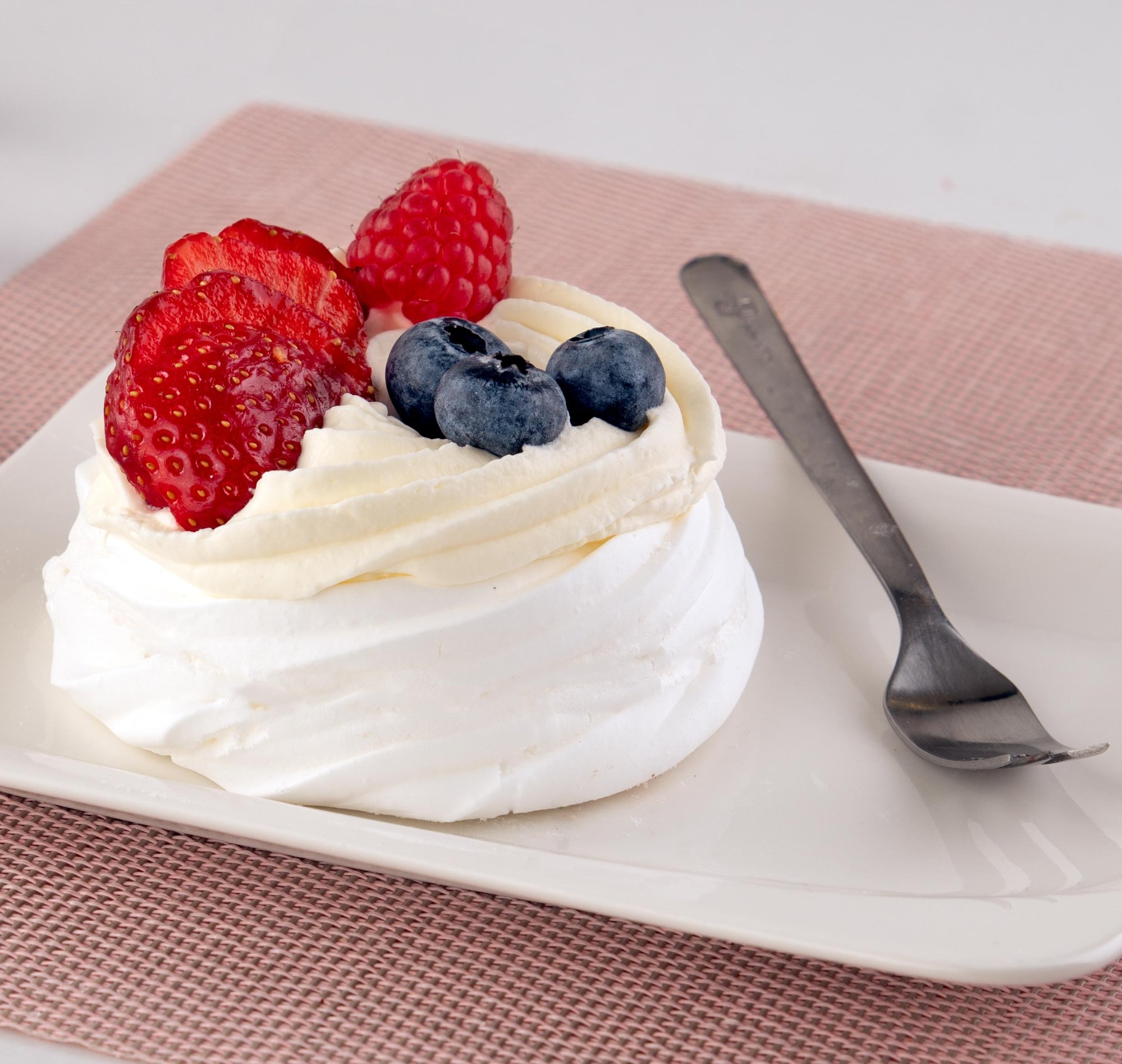 Dort Pavlova – Jak na dokonalý dezert krok za krokem se šlehačkou a jahodami