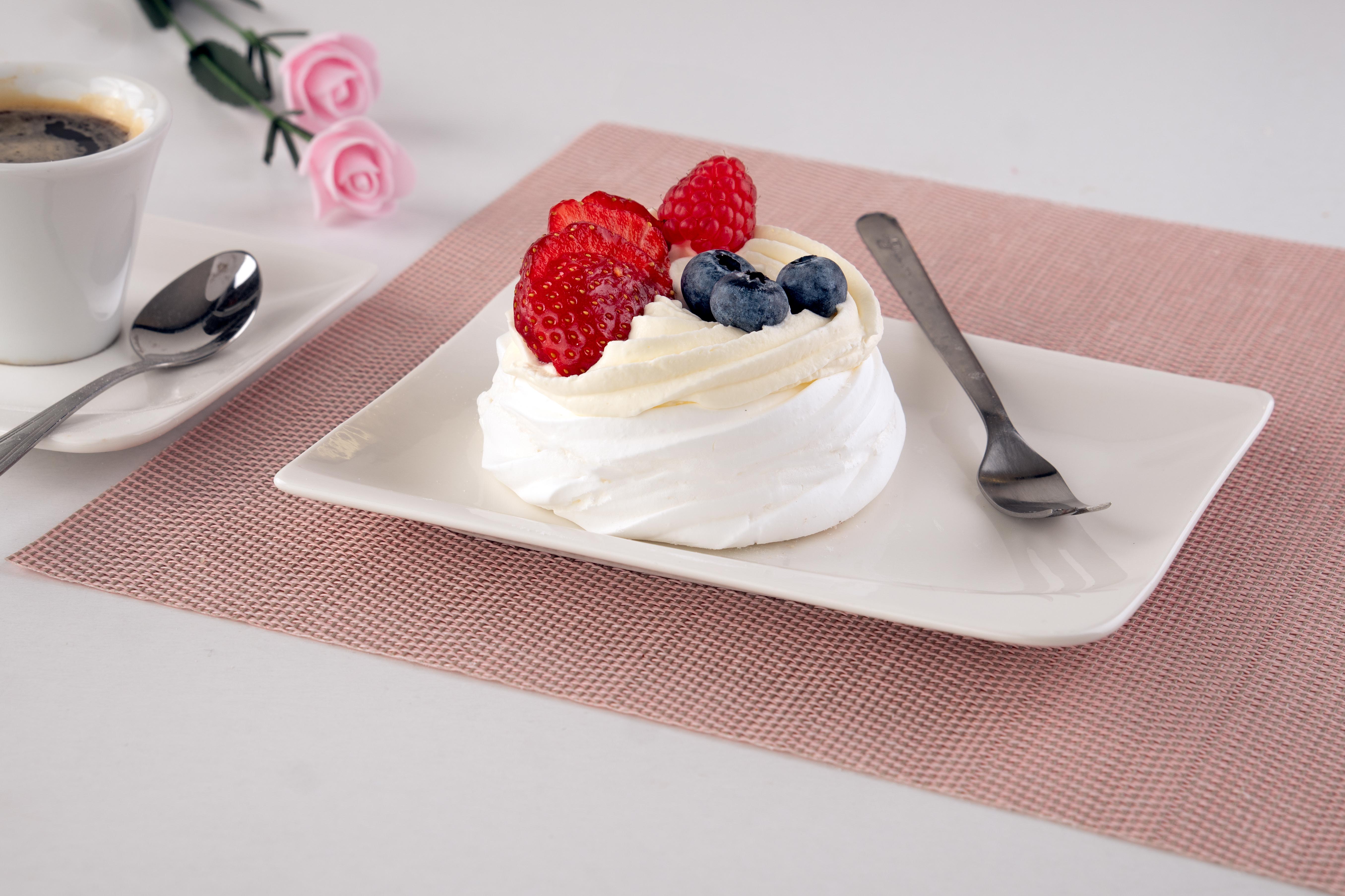 Dort Pavlova – Jak na dokonalý dezert krok za krokem se šlehačkou a jahodami