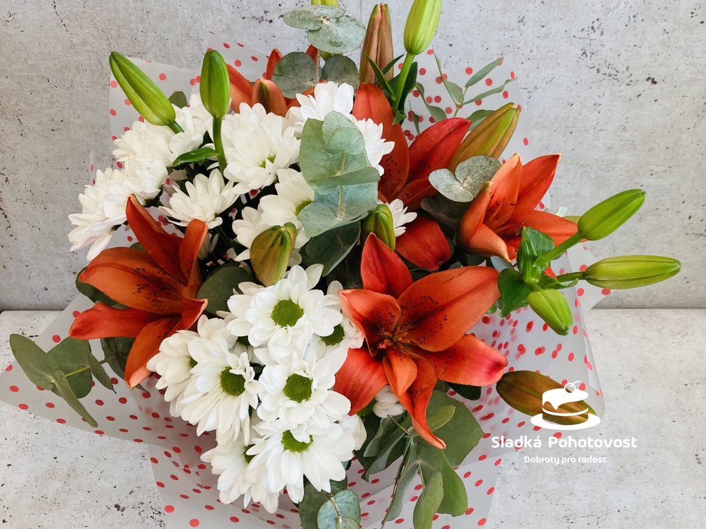 3 lilie červené s bílou chryzantémou a přízdobou