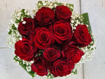 11 rudých růži s přízdobou