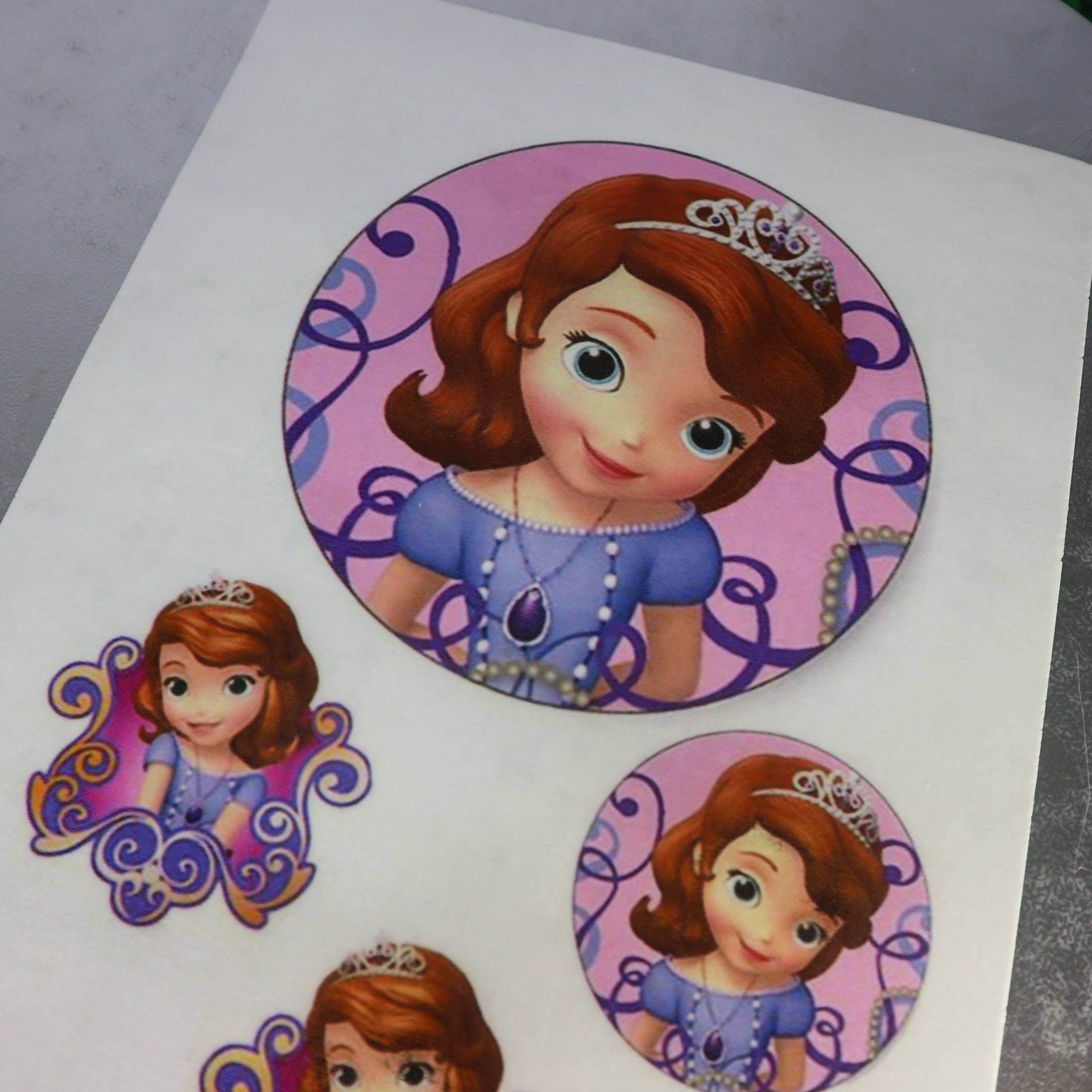 Návod k aplikaci jedlého papíru na dort