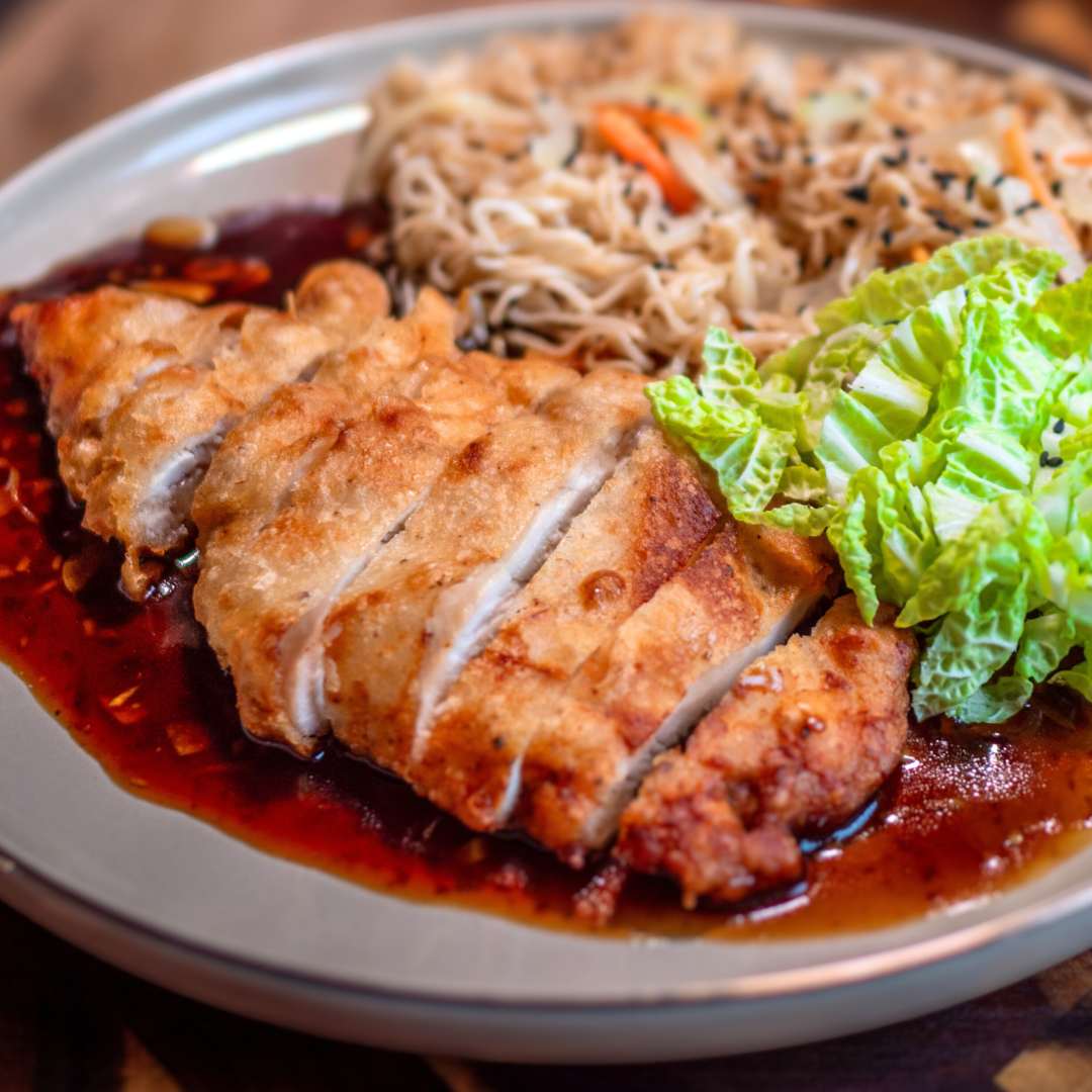 Voňavé a křehké kuře s hnědou omáčkou a nudlemi