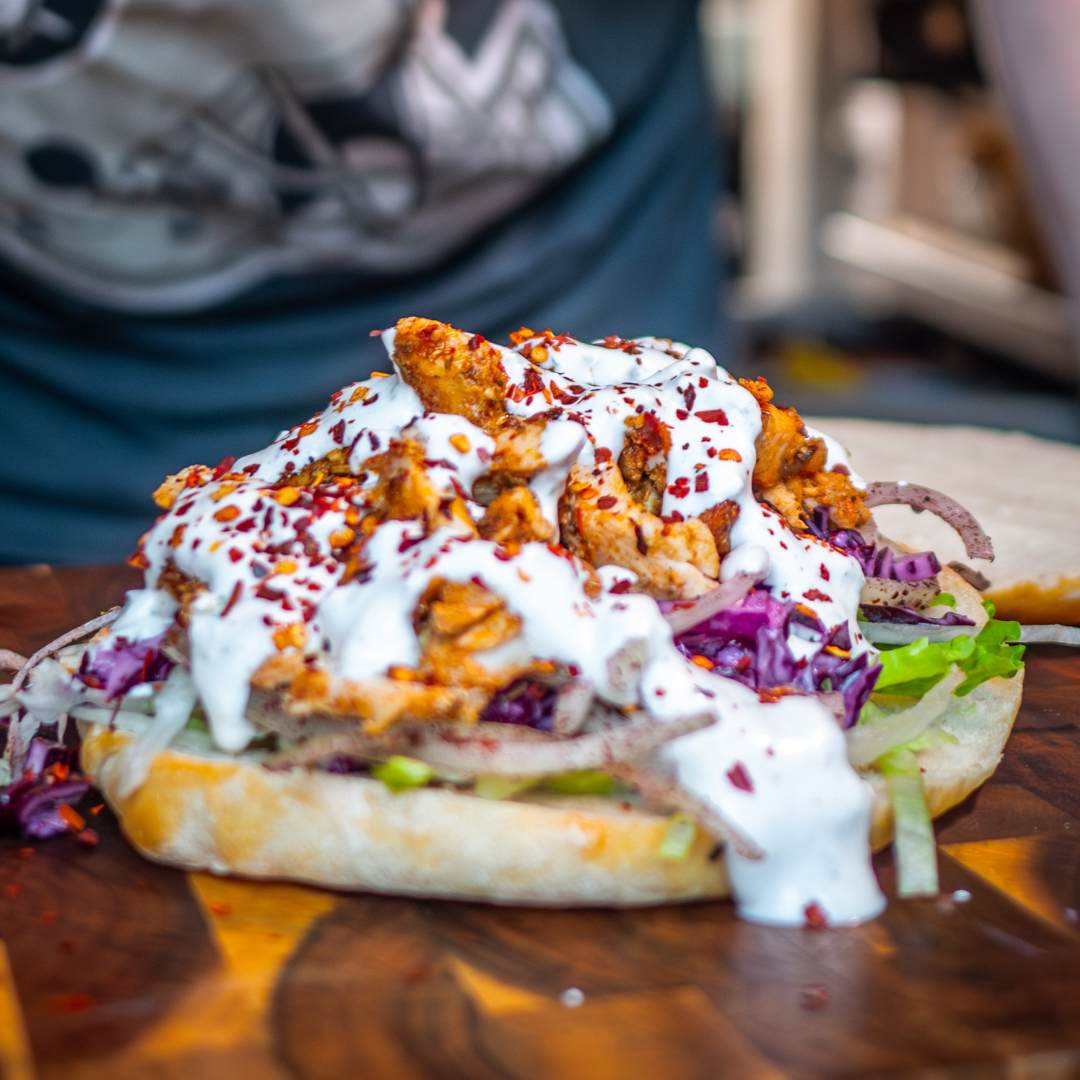 Kuřecí kebab, turecký chléb a omáčka
