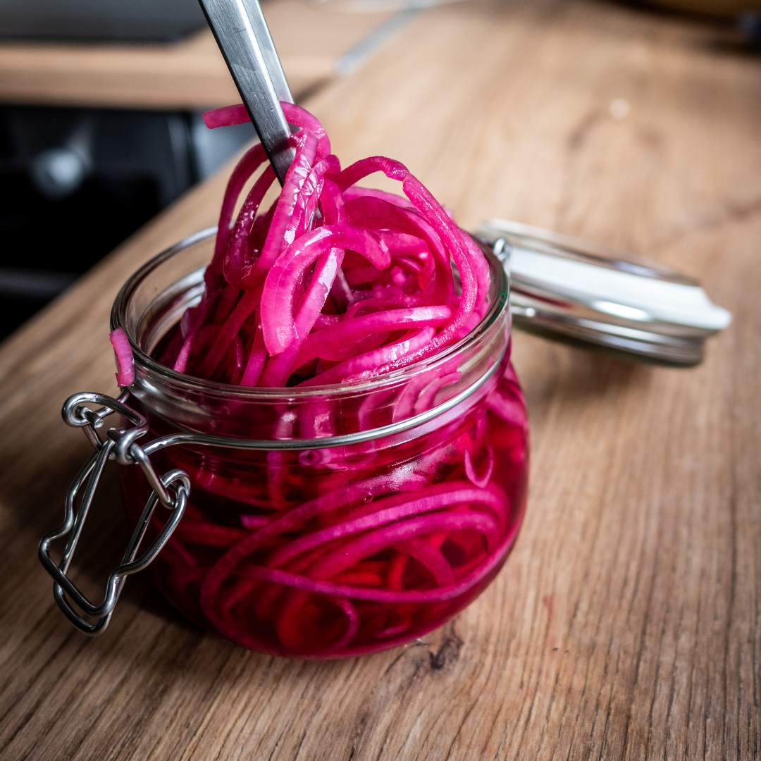 Nakládaná červená cibule