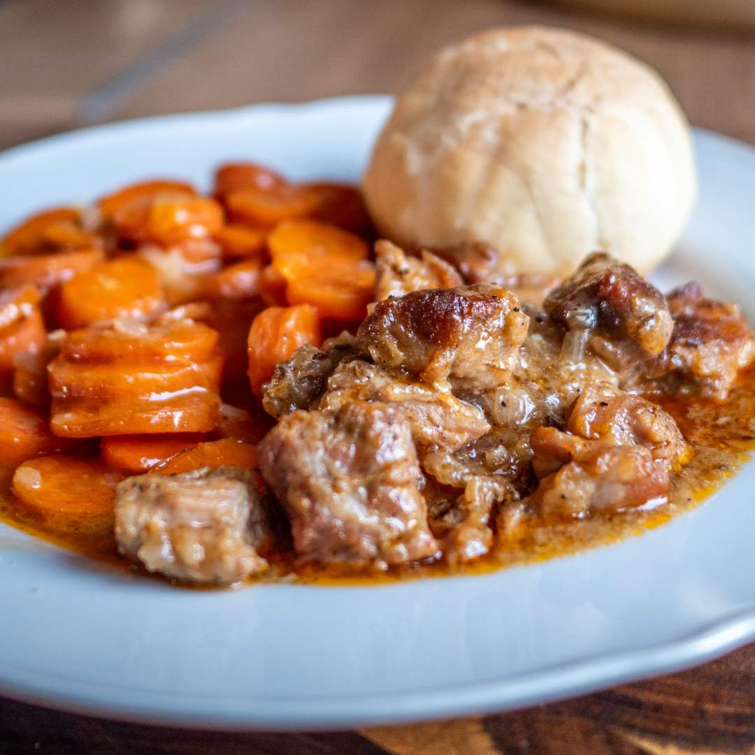 Vepřové maso s dušenou mrkví a rozpeky