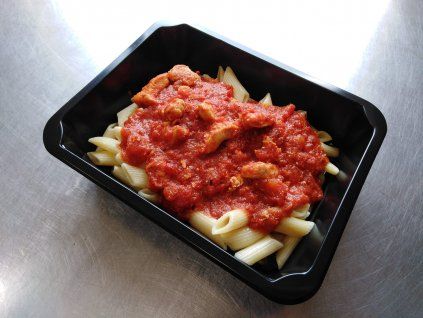 penne s kuřecím a rajčaty