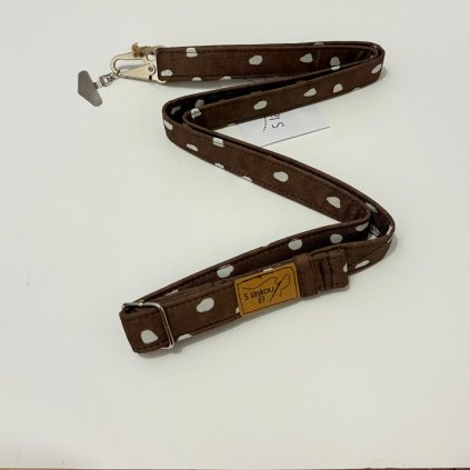 Bílé flíčky na hnědé