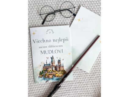 Blahopřání s nápisem Pro mudlu a kouzelnickým motivem, inspirované světem Harryho Pottera.