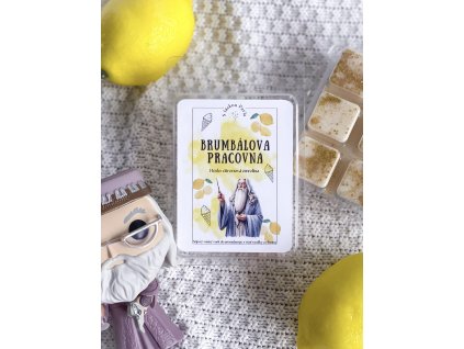 Vonný vosk Brumbálova pracovna, zlatý a třpitivý, s jemnou vůní citronu a vanilky, inspirovaný kouzelnickým světem Harryho Pottera.