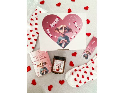 Dárkový box s motivem Harryho Pottera obsahující svíčku Nápoj lásky, blahopřání s Dobbym, záložku s Dobbym a srdíčkové ponožky.