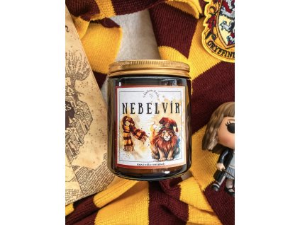 Sójová svíčka s nápisem Nebelvír, inspirovaná statečností a odvahou koleje z Harryho Pottera.