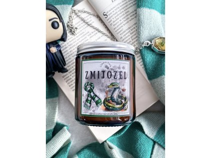 Sójová svíčka Zmijozel s osvěžující vůní zeleného jablka a elegantním designem, inspirovaná ambicí a důvtipem této kouzelnícké kolej ze světa Harryho Pottera