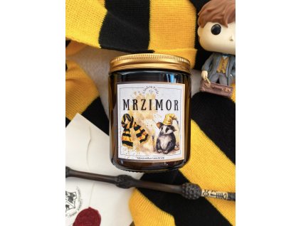 Sójová svíčka Mrzimor s jemnou vůní citronu, inspirovaná loajalitou a pracovitostí této kouzelnické koleje.