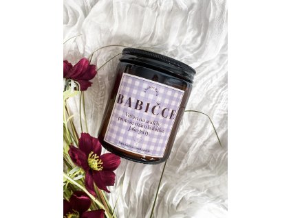 Sójová svíčka Babičce s jemnou levandulovou vůní a elegantní etiketou, perfektní dárek plný lásky a vděčnosti.